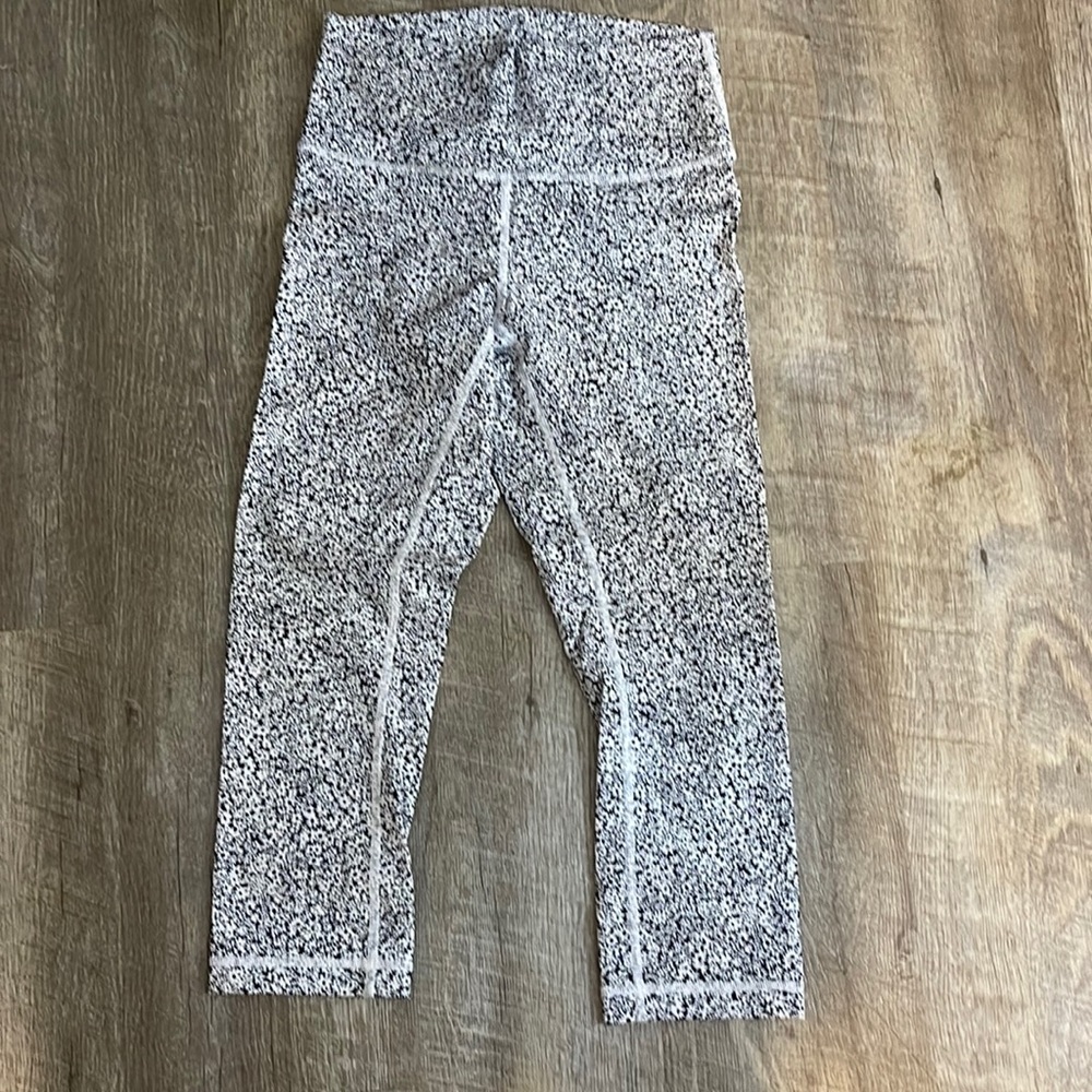 BNWOT Lululemon Wonder Unders cropped